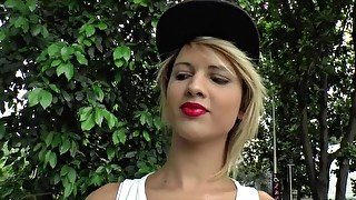 Tgirl Melzinha in erotic oral service