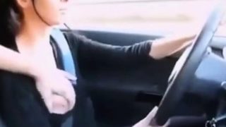 Female Uber Driver Gives Her Passenger A Handjob