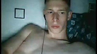 Flexible guy sucks his own cock in a webcam video