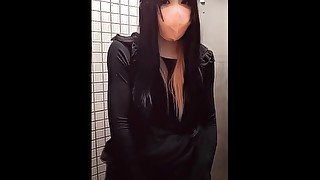 【個撮】発展場を探している男の娘が公衆トイレでオナニーする動画