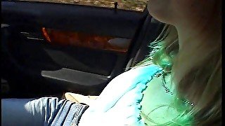 Blonde amateur slut sucking dick to a car driver