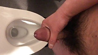 密かにトイレでオナニー/素人射精動画デビュー