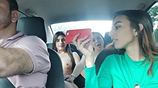 Pido a mis amigas que se desnuden en el uber