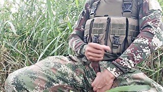 Militar colombiano, su semen es abundante, esta de guardia y no duda en masturbarce