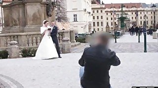 VIP4K. Beauté en robe de mariée suce une bite d'étrangers et se fait baiser