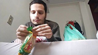 Garoto comendo pastelina ( qnto mais peso melhor