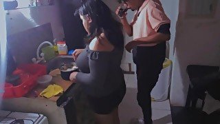 Pareja de amigovios amateur tomando tragos y se calientan entre risas