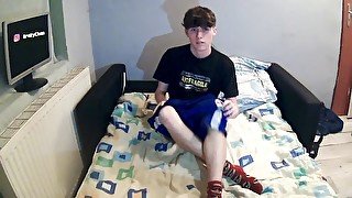 Straight twink cum and wanking while watching porn.