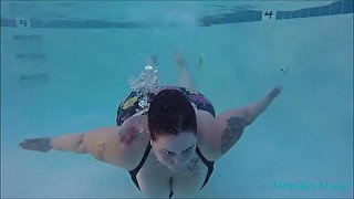 SSBBW Body swimming (underwater view)