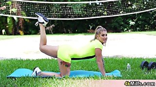 When Your Wife Has An Awesome Sporty Butt And Perfect Body The Garden Exercise Can Lead To A Fuck