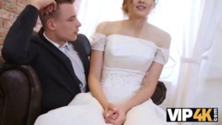 Vip4k. beautÃ© en bathrobe de mariÃ©e suce une bite d'Ã©trangers et se fait baiser