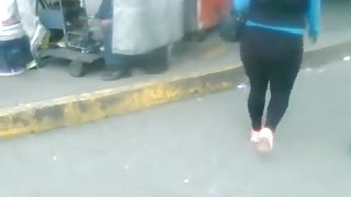 Gorda culona en leggings negros