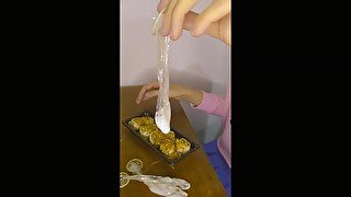 Femboy vide des capotes usagées dans son repas avant d'ajouter sa propre dose de sperme. Et mange.