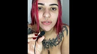 Ruiva tatuada se tocando depois do banho