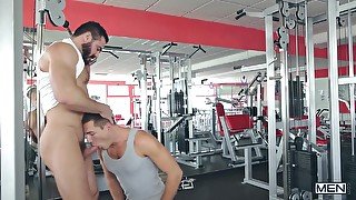 Horny British Bodybuilder Is Getting A Blowjob