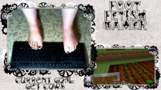 Sexy Gamer Girl Plays Minecraft with her Feet