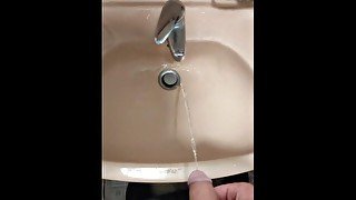 HOMEMADE -Peeing in the sink at home -(CIRCUMCISED COCK )