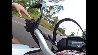 Namorada batendo uma punheta na moto 360 realidade virtual