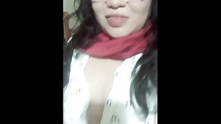 Anfitriona chubby se masturba para ti