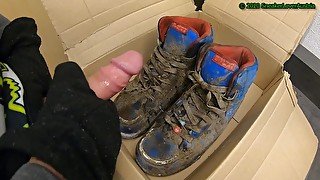 Cumshot on muddy Engelbert Strauss S3 shoes