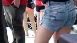 Candid Short Asian in jean shorts w nice legs & ass