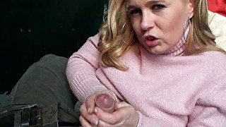 Shabby blond mature gives blowjob to horny penis in pov sex scene