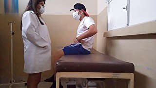 la enfermera olvida sus modales en el hospital y tiene sexo intenso con su paciente