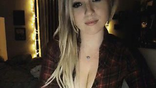 Insatiable blonde heartbreaker experiments with teasing the