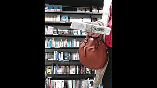 Upskirt et chatte mouillé avec mon collant dans un magasin français