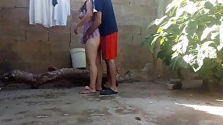 Besos,  y mamada con mi vieja en el patio de la casa, sin miedo a que nos vean los vecinos