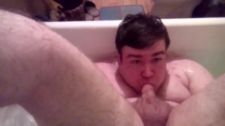 Артем сосет сам себе дрочит ногами лижет ноги в ванной self suck autofellatio self footjob