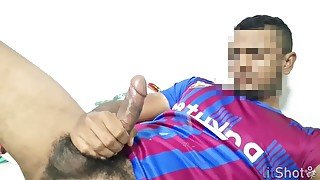 Hincha del Barcelona llena su camiseta de semen