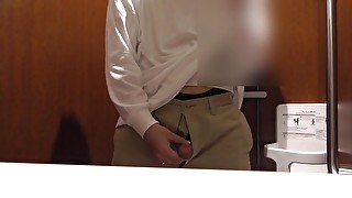 公共施設のトイレでサイレントオナニーして大量射精した思い出