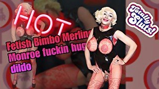 Fetish bimbo Marilyn Monroe like transvestite fucking huge black dildo