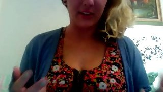 Chunky amateur blonde babe on webcam shows how fast she can reach orgasm