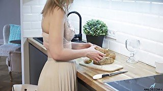 Good looking housewife Midge is finger fucking her yummy pussy