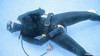 Scuba Masturbation in Rubber Latex Suit