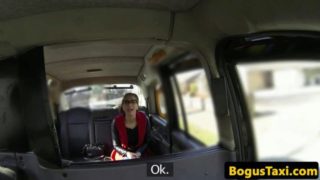 Spanish babe cockrides cabbie in backseat