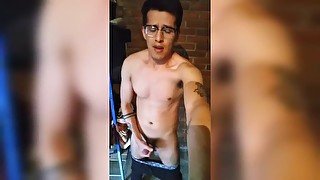 Jovencito se saca la leche de tu verga gruesa y deliciosa