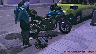 Sortie de boite de nuit, je me change dans la rue pour prendre ma moto