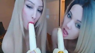 Chupando una banana.