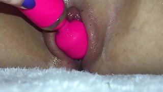 ****COLLEGE GIRL FUCKS HERSELF WITH PINK VIBRATOR UNTIL SHE CUMS HARD*****