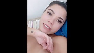 novinha se exibindo com dildo