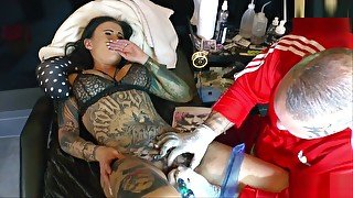 Live beim Fotzen Tattoo stechen mit Blowjob fur Snowwhite