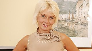 Sexy Mature Housewife Loves To Play With Herself - MatureNL