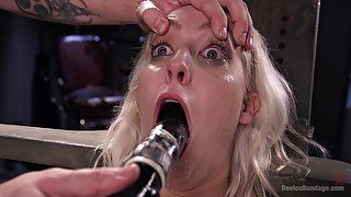 Brave Cadence Lux likes to try new ways of reaching memorable orgasm