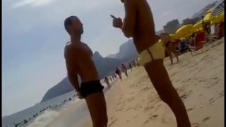 negao dotado na praia