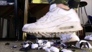 Roboter Crushing with Nike Air Max 90 (Trailer)