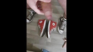 Je me branle sur mes converse