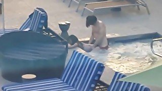 Follando en la piscina hasta que les pillan los vecinos